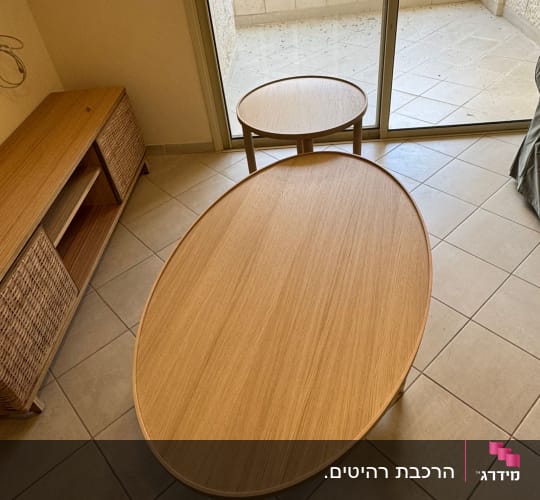 שולחנות עץ בחדר עם רצפת אריחים
